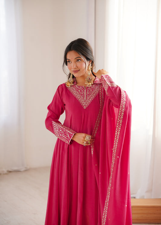 Kleid aus Georgette-Imitat mit üppiger Paillettenstickerei