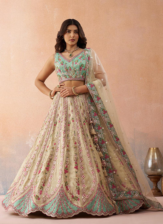 Sehen Sie umwerfend aus in diesem wunderschönen cremefarbenen Lehenga-Set