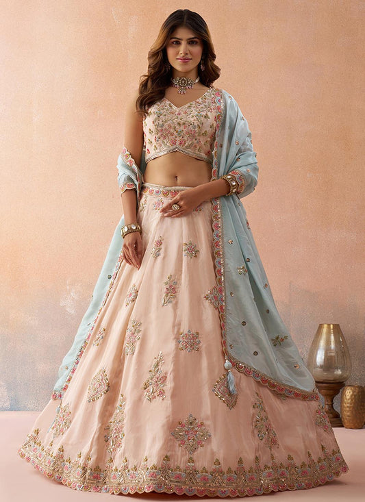 Sehen Sie umwerfend aus in diesem wunderschönen cremefarbenen Lehenga-Set