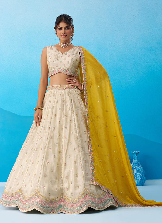 Sehen Sie umwerfend aus in diesem wunderschönen cremefarbenen Lehenga-Set