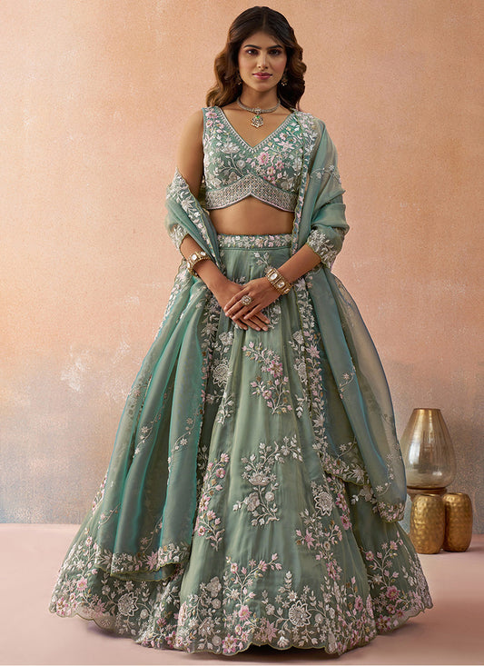 Sehen Sie umwerfend aus in diesem wunderschönen cremefarbenen Lehenga-Set