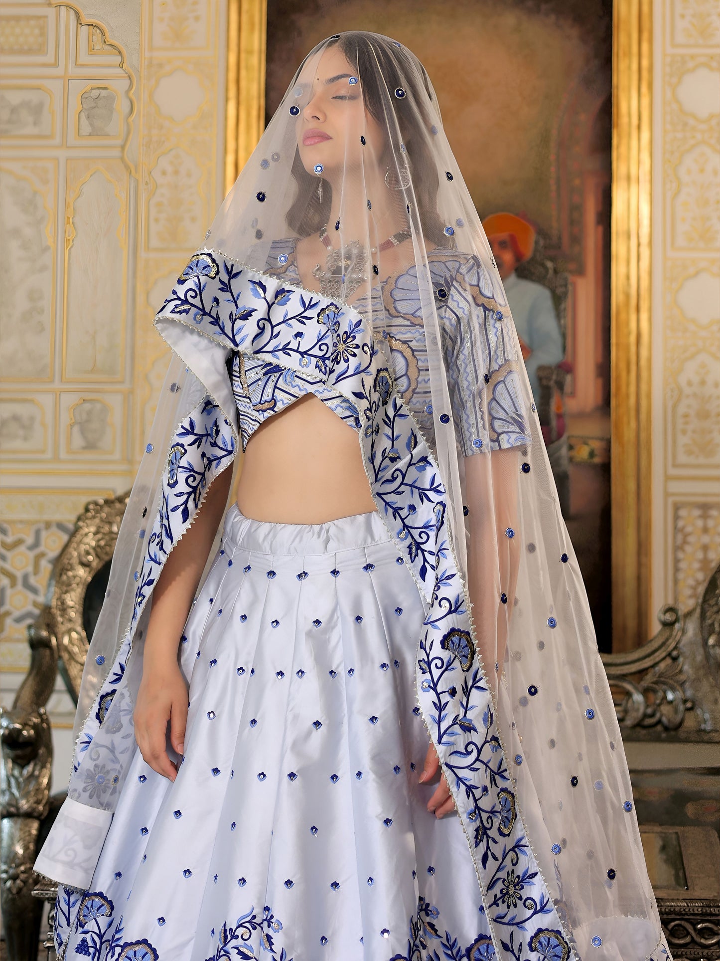 Sehen Sie umwerfend aus in diesem wunderschönen cremefarbenen Lehenga-Set