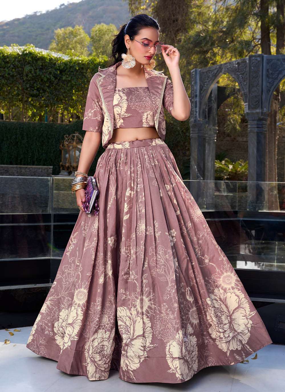 Sehen Sie umwerfend aus in diesem wunderschönen cremefarbenen Lehenga-Set