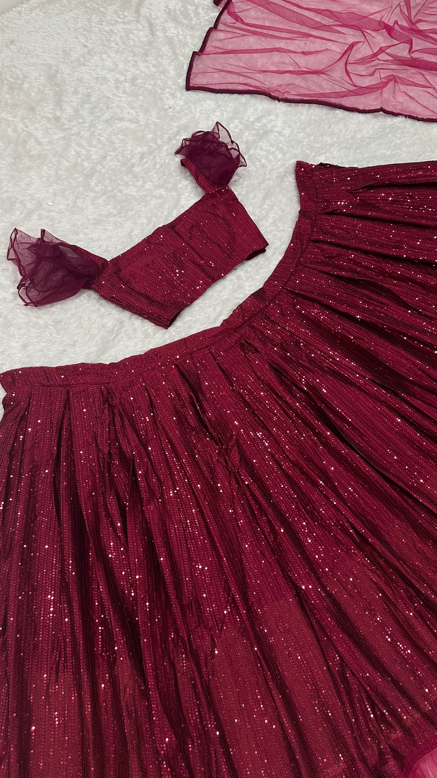 CHOLI LEHENGA BRODÉ EN VELOURS DE SÉQUENCE DE CORDON DE STYLE NEW BEUTIQUE