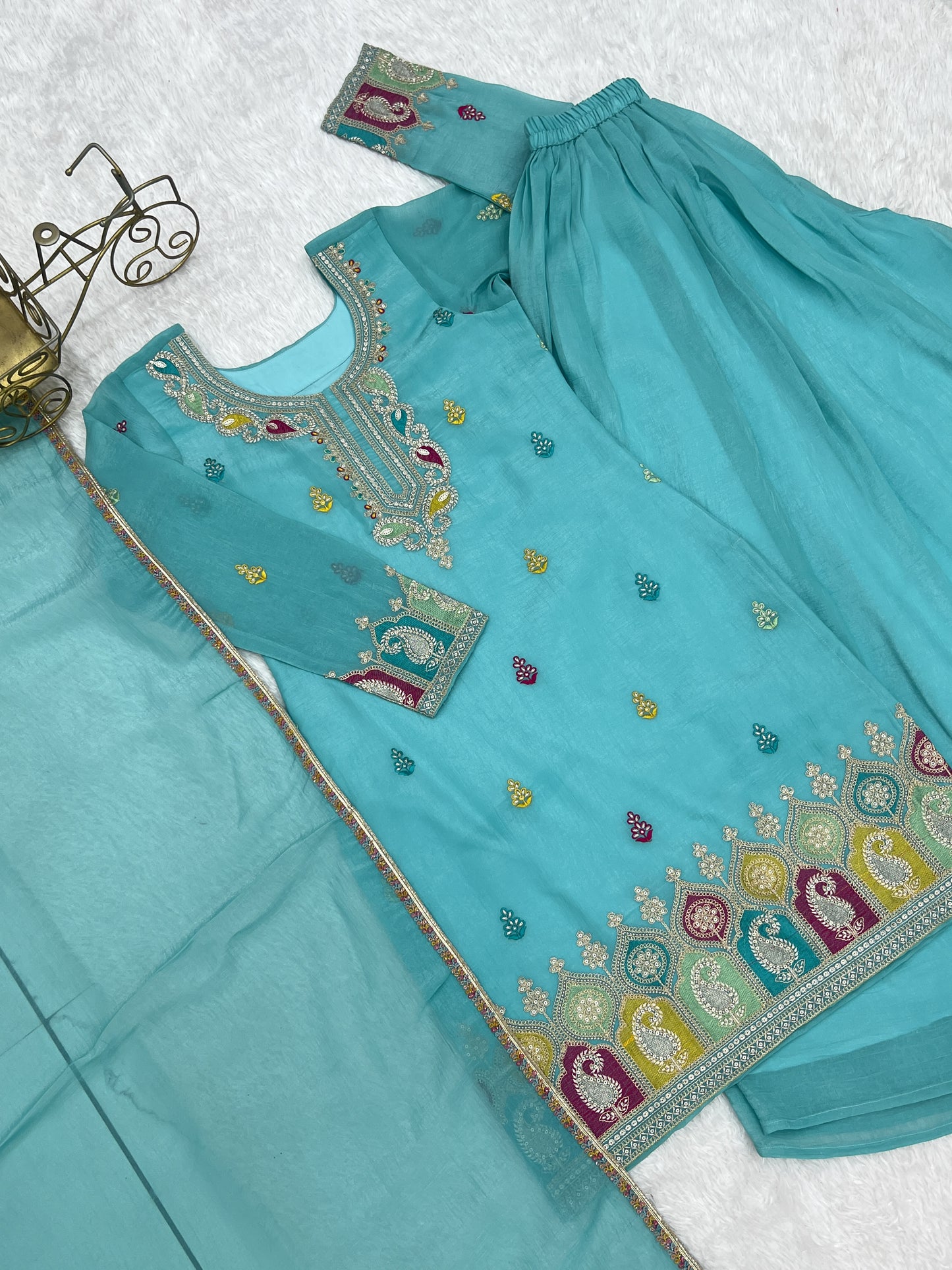 Kleid aus Georgette-Imitat mit üppiger Paillettenstickerei