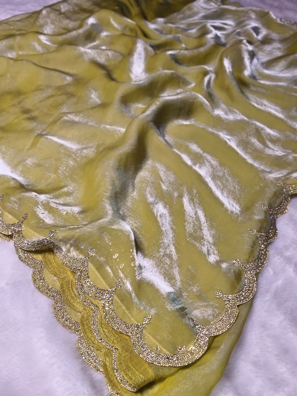 Suche jemanden für einen schönen Sari in der gleichen Farbe