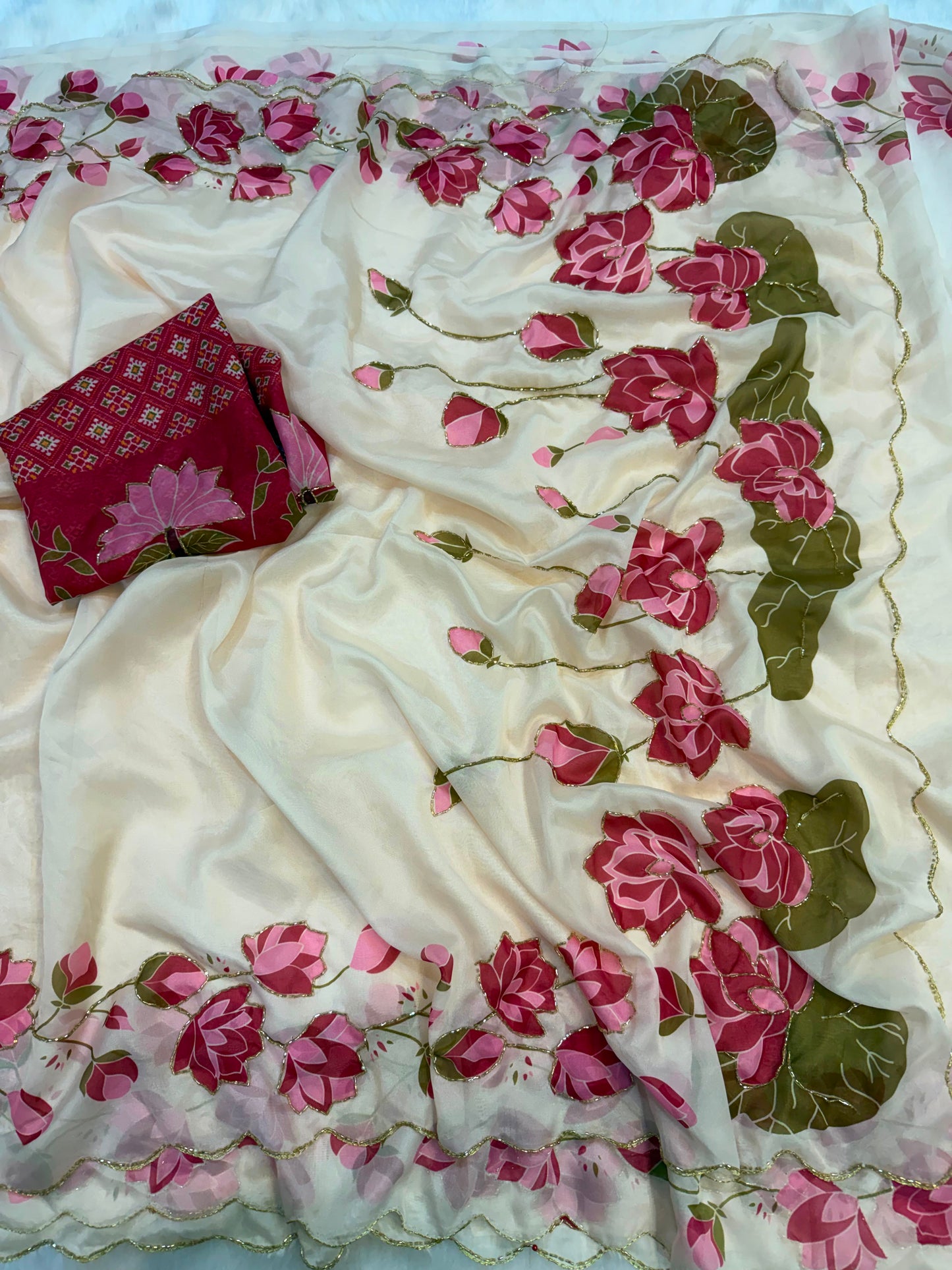 Beautiful soft tabi Saree featuring elegant flower digital print