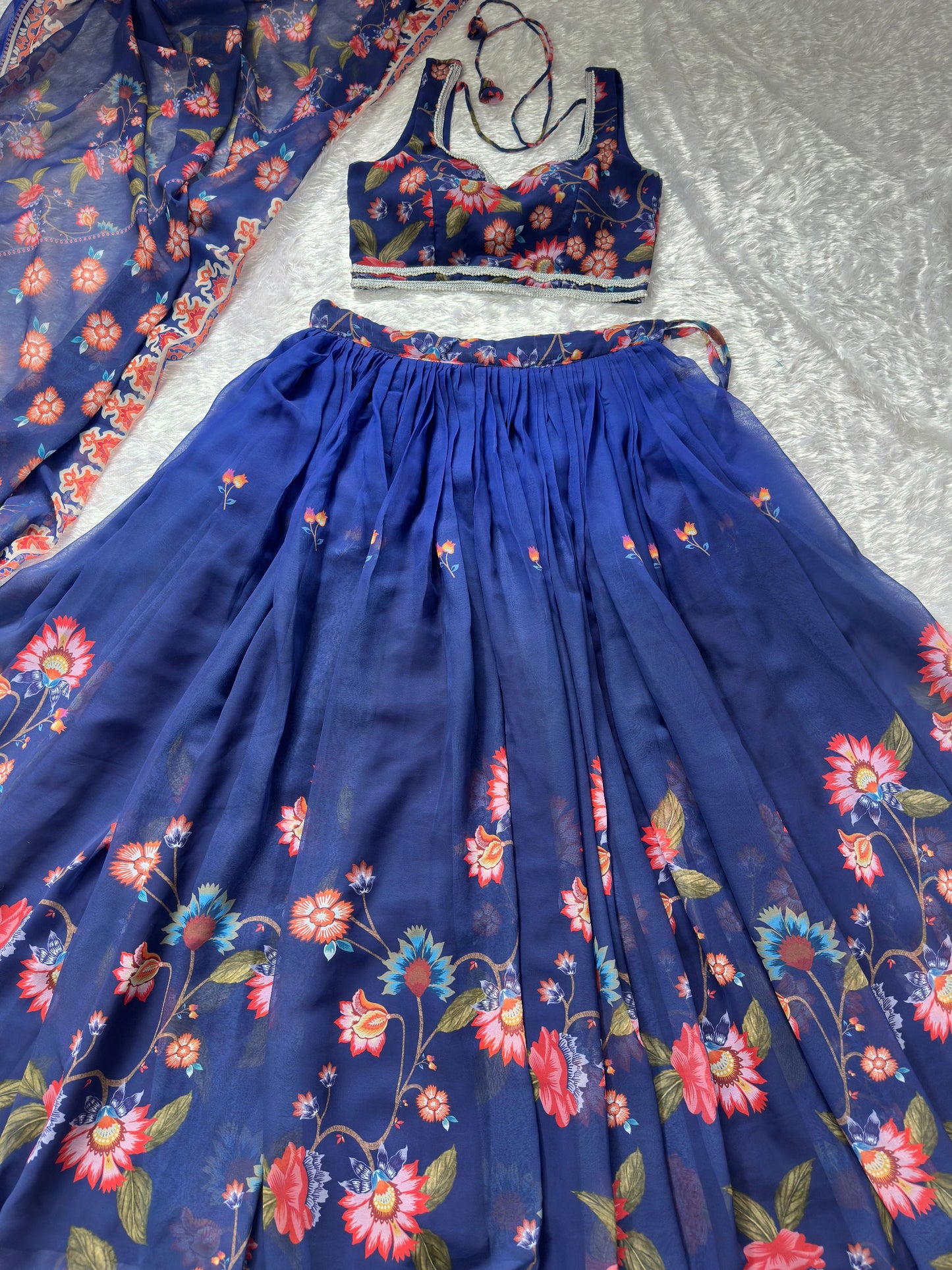 Soyez magnifique dans ce magnifique ensemble lehenga blanc cassé