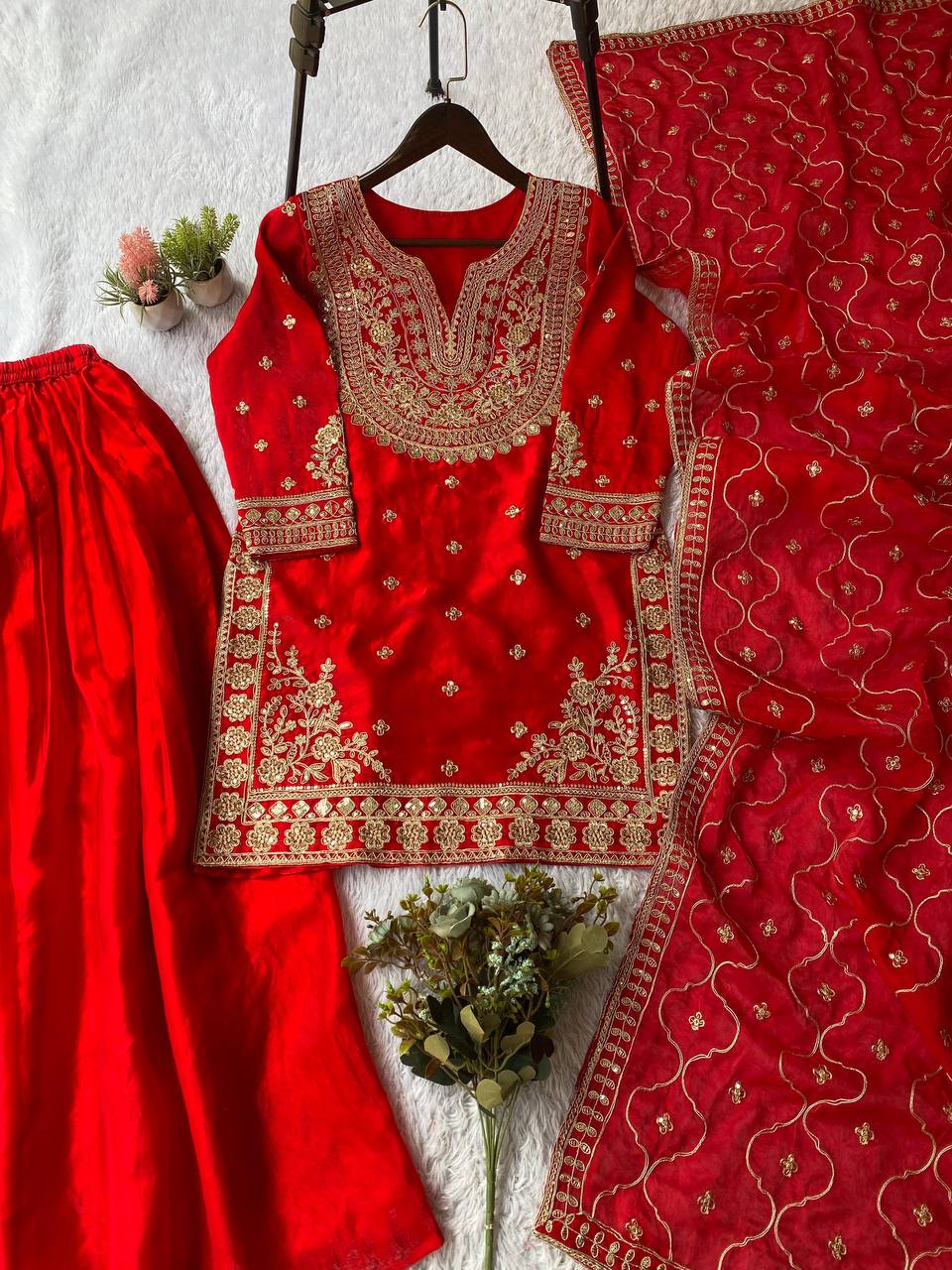 Kleid aus Georgette-Imitat mit üppiger Paillettenstickerei