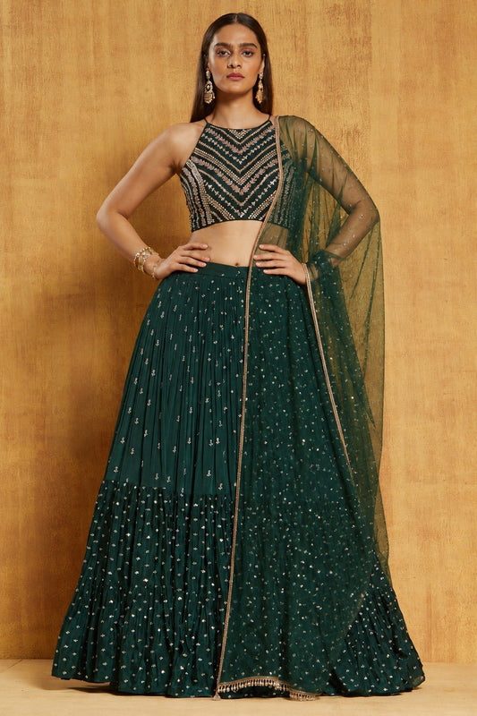 Sehen Sie umwerfend aus in diesem wunderschönen cremefarbenen Lehenga-Set