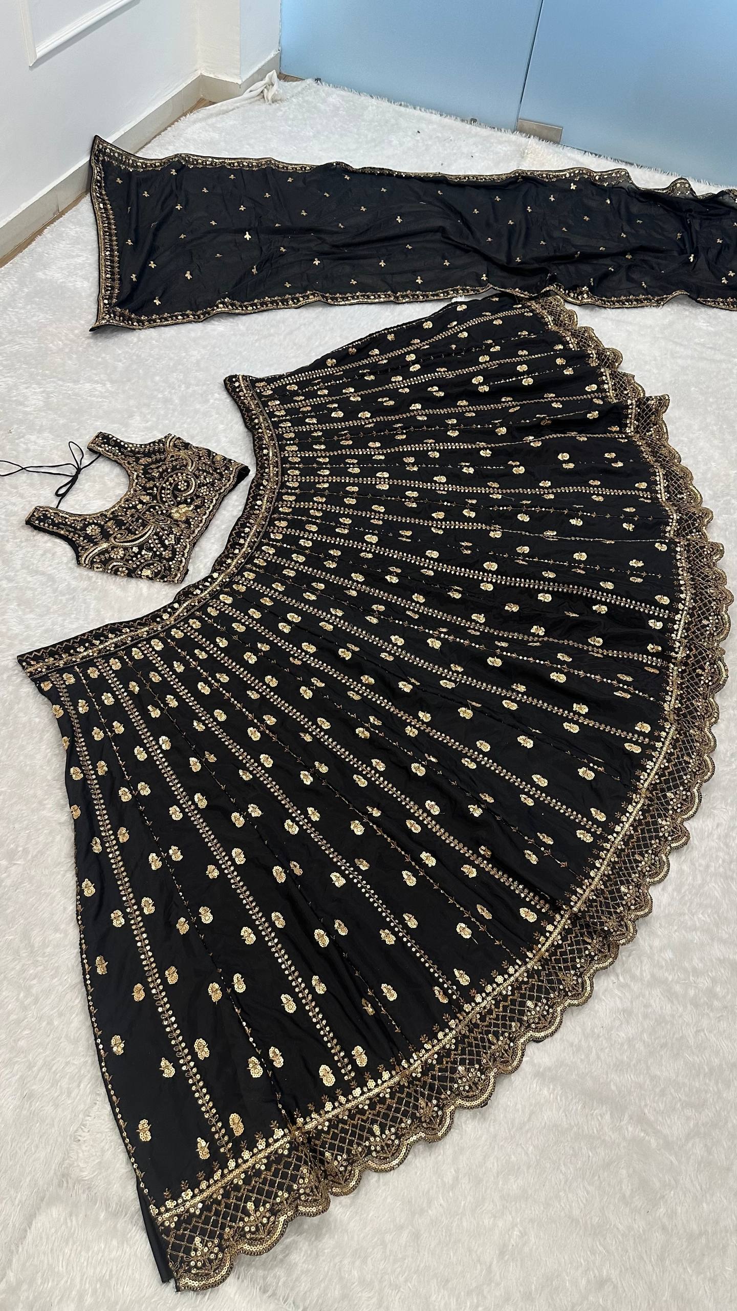 Sehen Sie umwerfend aus in diesem wunderschönen cremefarbenen Lehenga-Set