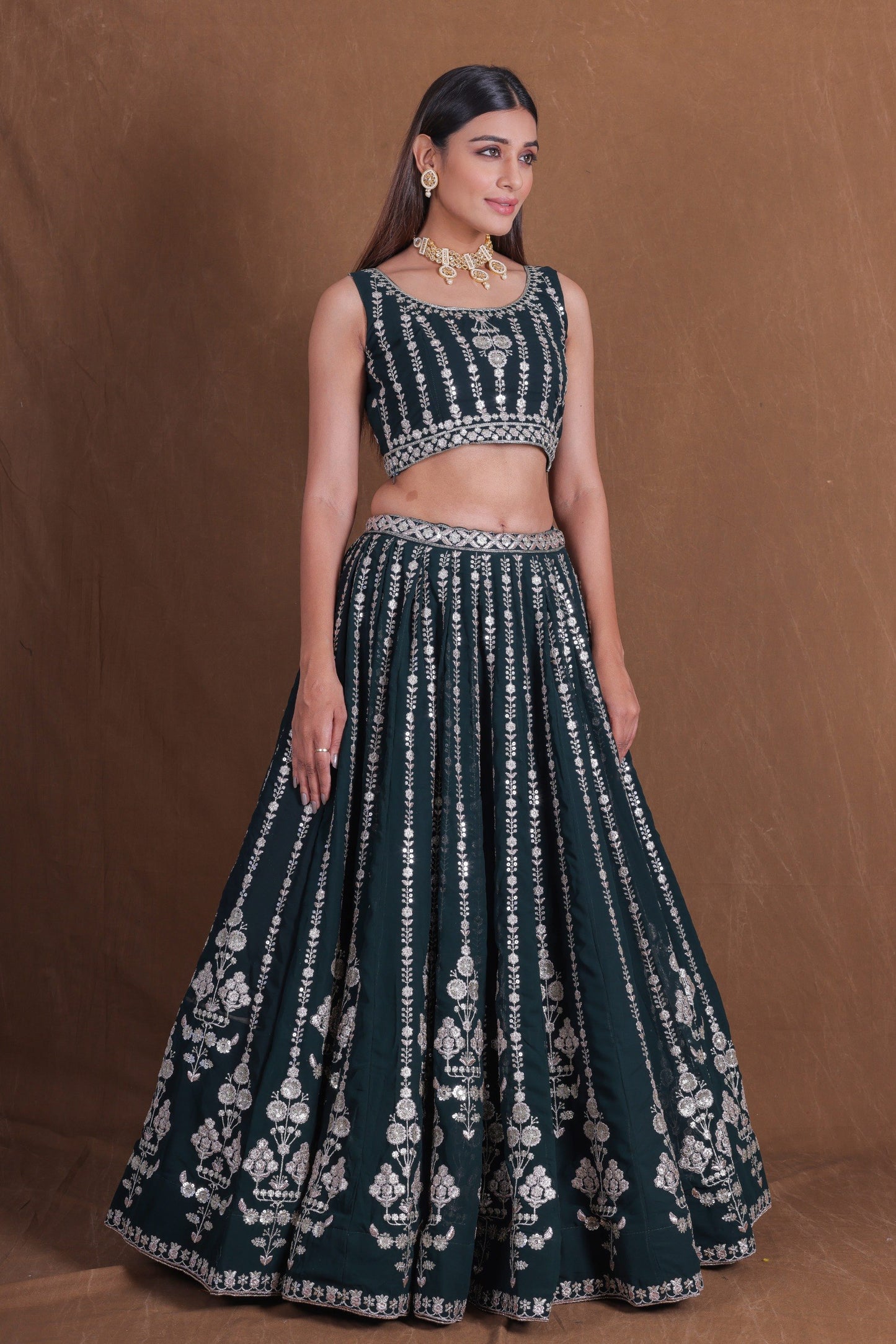 Einführung eines 4 Meter ausgestellten Coding Sequins Cut Work Lehenga