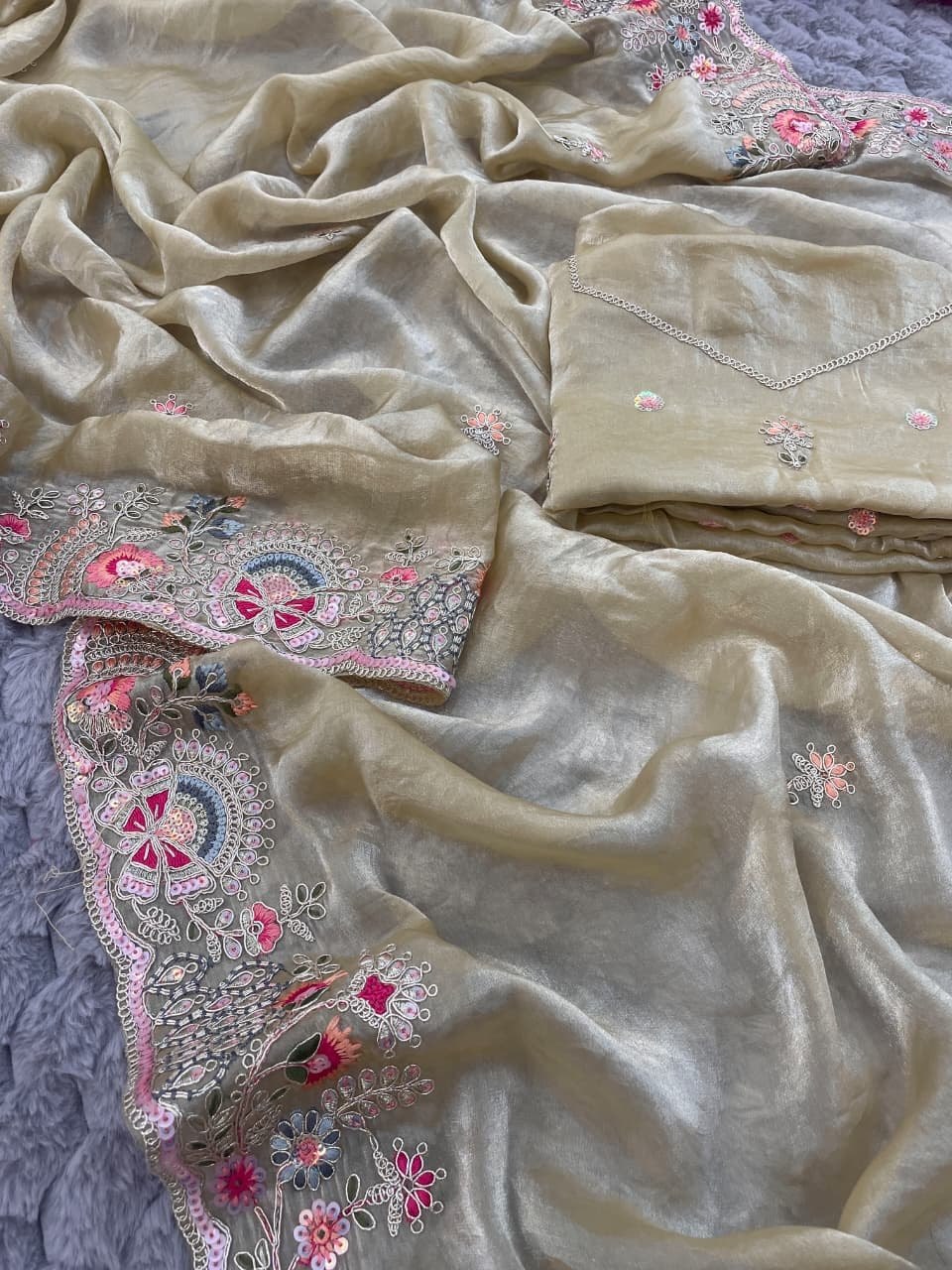 Very Soft nd Elegant Rich look fendy sartin fabric saree