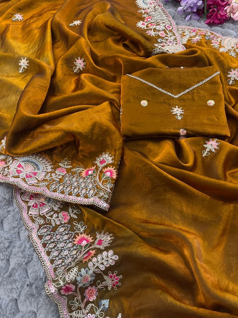 Very Soft nd Elegant Rich look fendy sartin fabric saree