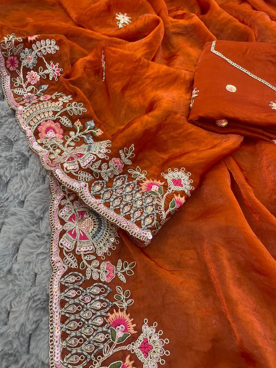 Very Soft nd Elegant Rich look fendy sartin fabric saree
