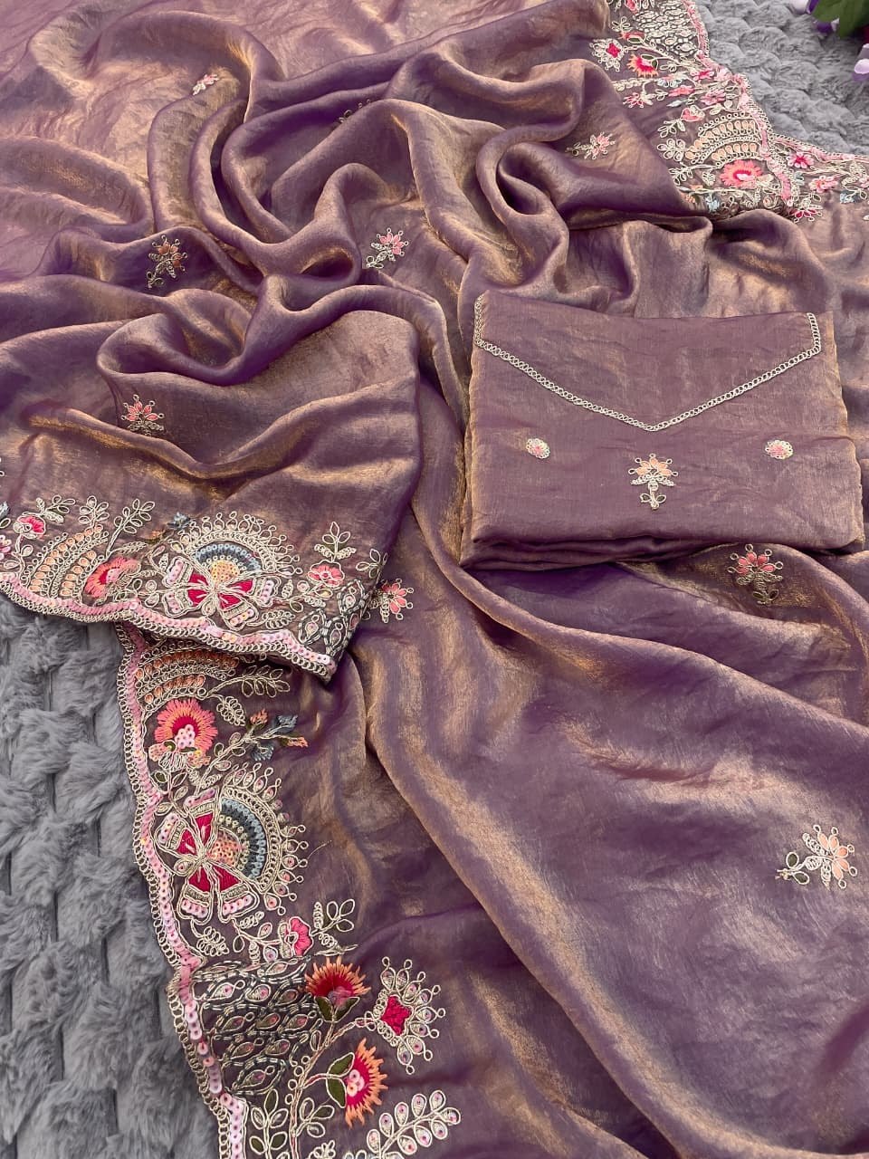 Very Soft nd Elegant Rich look fendy sartin fabric saree