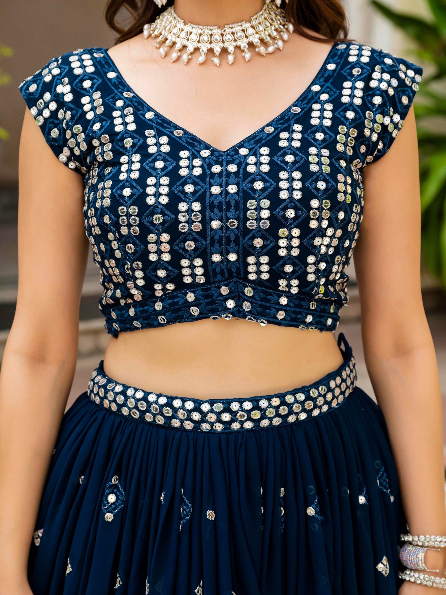 Einführung eines 4 Meter ausgestellten Coding Sequins Cut Work Lehenga