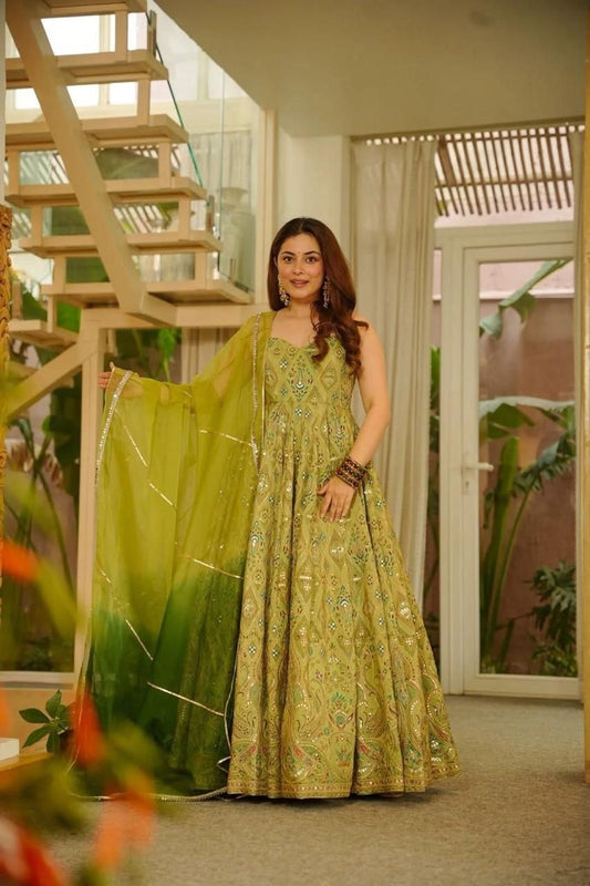 Robe de travail brodée en georgette fleurie artificielle avec de riches paillettes