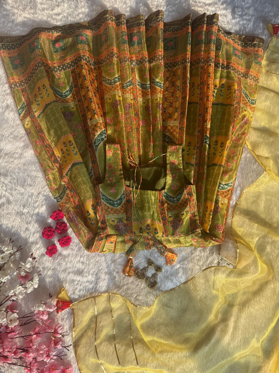 Kleid aus Georgette-Imitat mit üppiger Paillettenstickerei