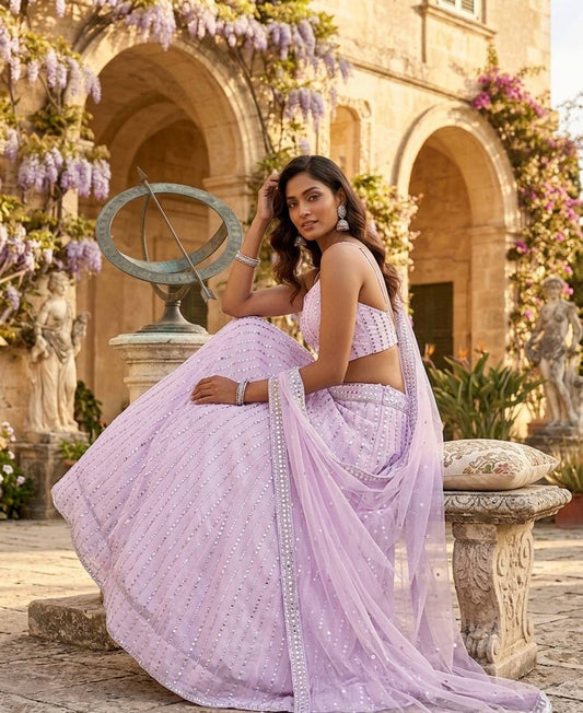 Sehen Sie umwerfend aus in diesem wunderschönen cremefarbenen Lehenga-Set