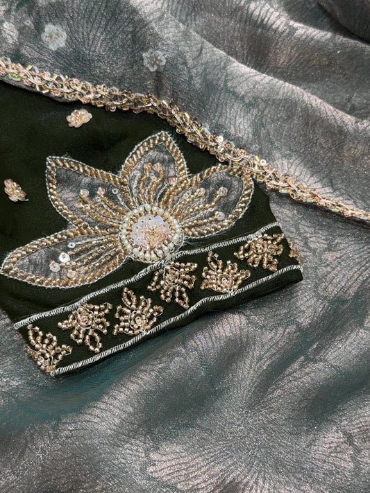 Step into timeless elegance with this stunning Jacquard saree
