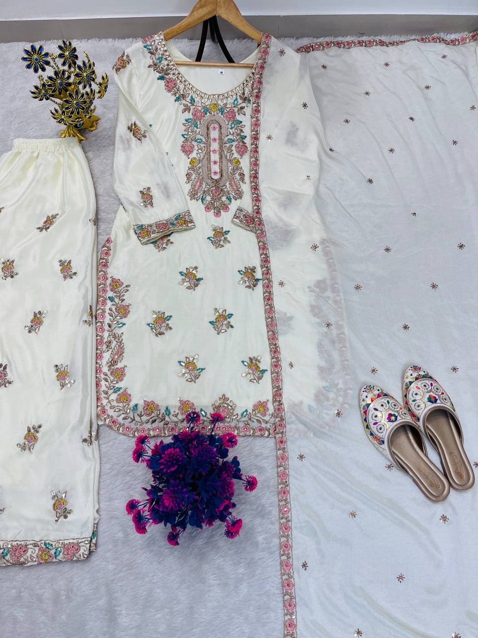 Kleid aus Georgette-Imitat mit üppiger Paillettenstickerei