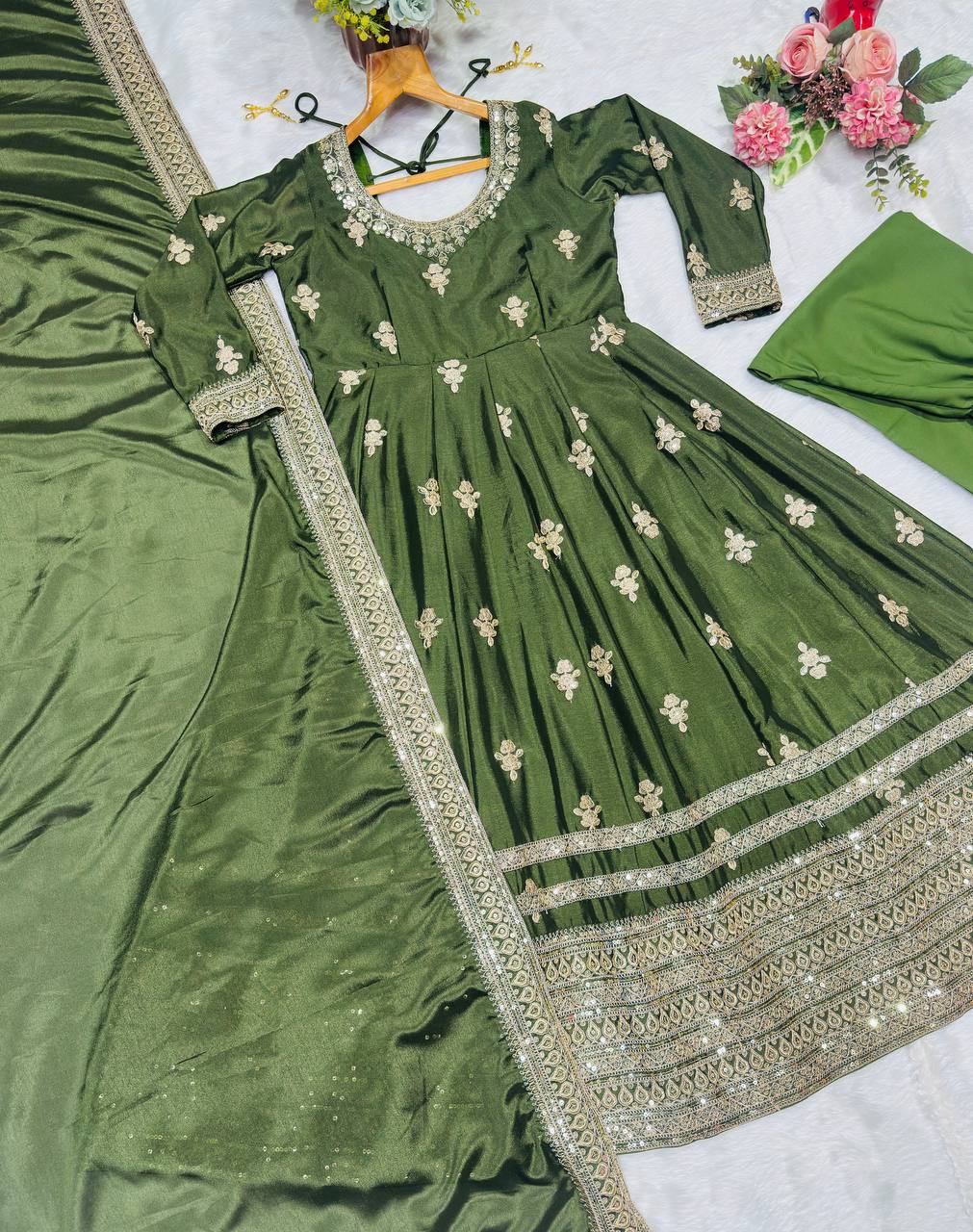 Arbeitsanzug aus schwerer Vichitra-Seide mit Stickereien