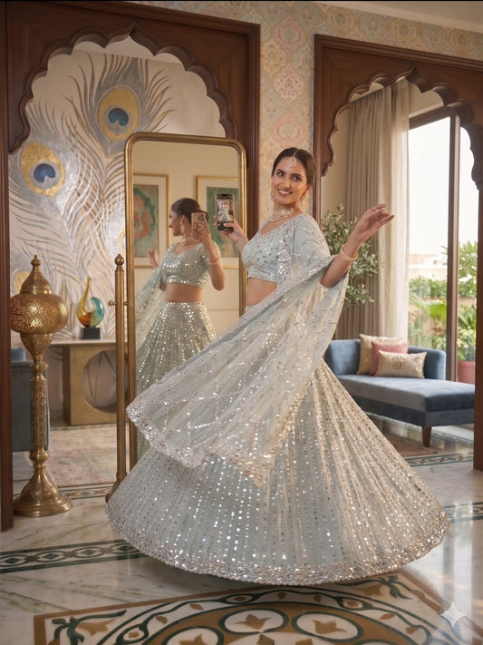 Sehen Sie umwerfend aus in diesem wunderschönen cremefarbenen Lehenga-Set