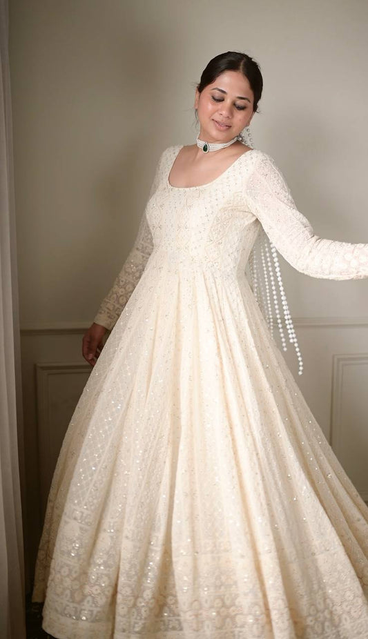 COSTUME DE TRAVAIL EN SOIE VICHITRA LOURDE À SÉQUENCES DE BRODERIE