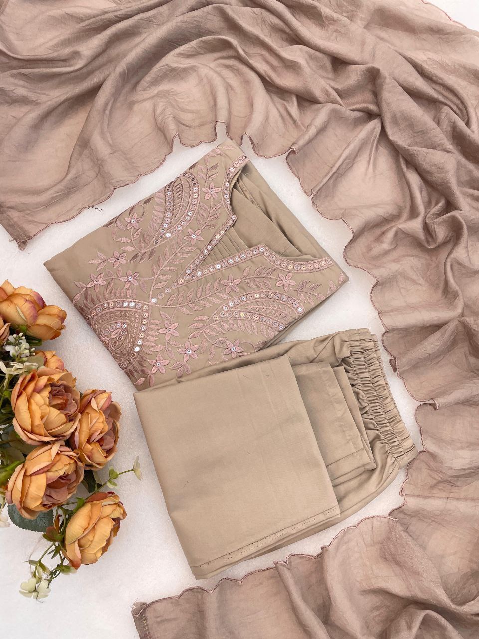 Robe de travail brodée en georgette fleurie artificielle avec de riches paillettes