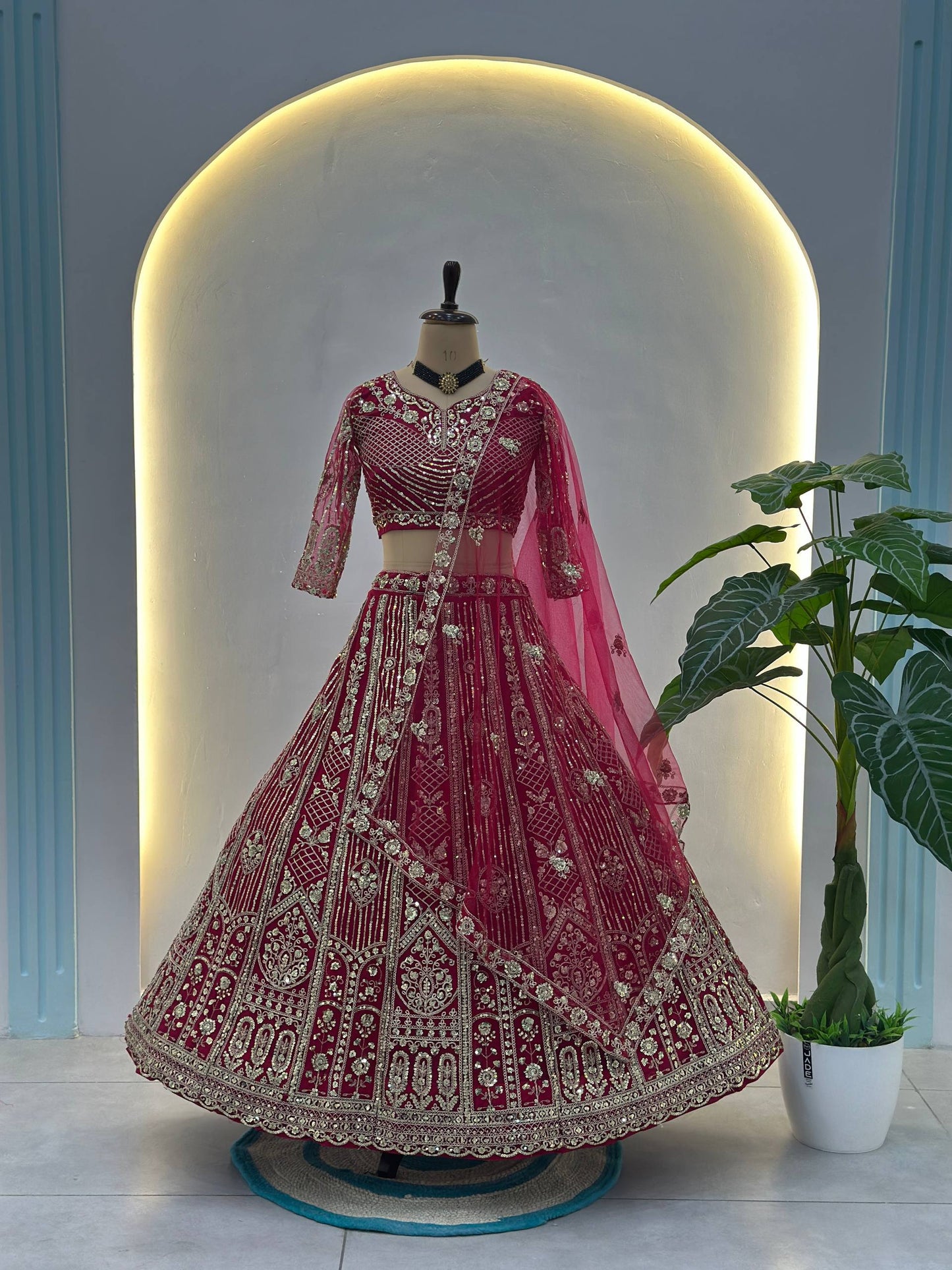 Sehen Sie umwerfend aus in diesem wunderschönen cremefarbenen Lehenga-Set