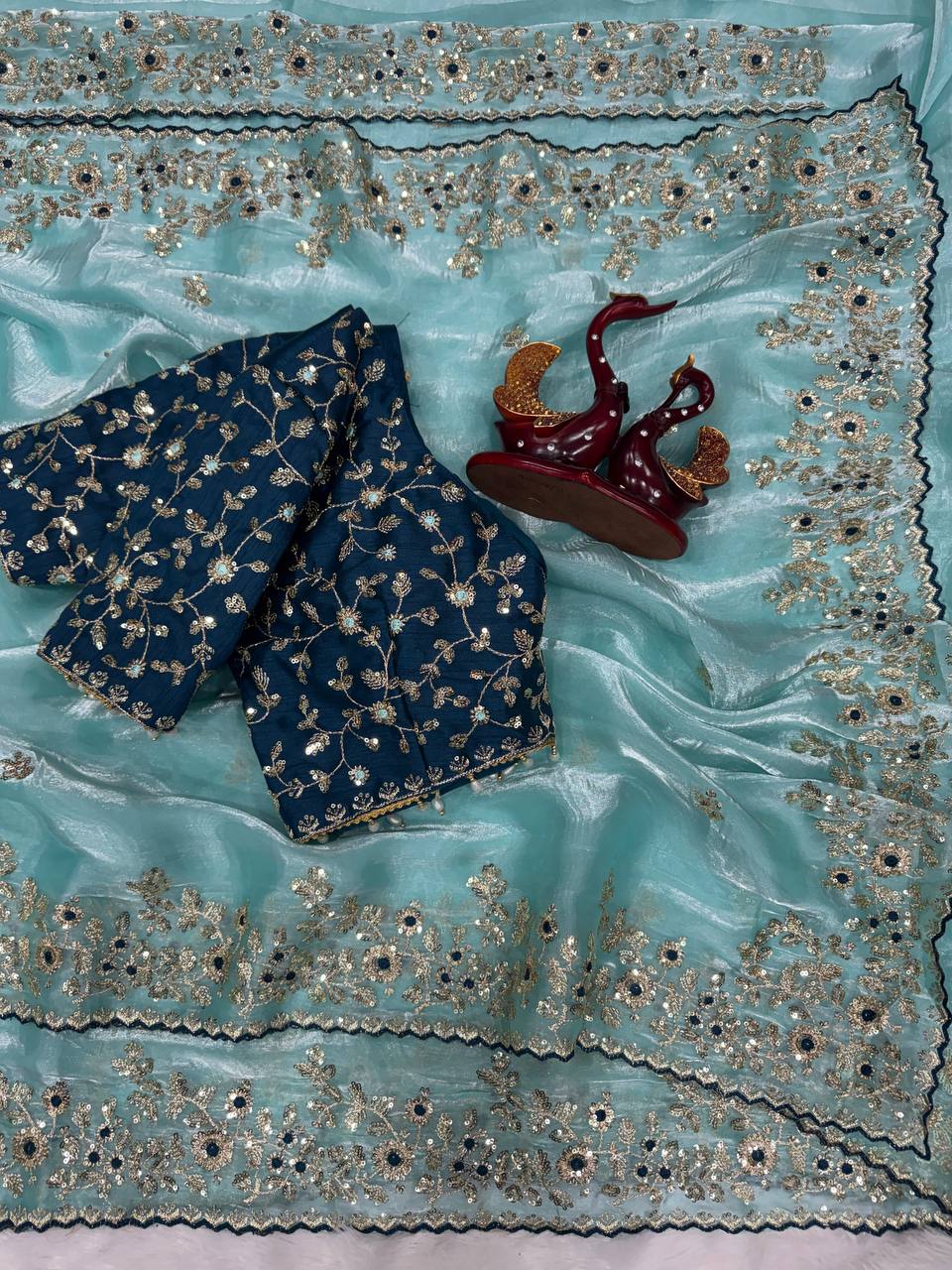 Suche jemanden für einen schönen Sari in der gleichen Farbe