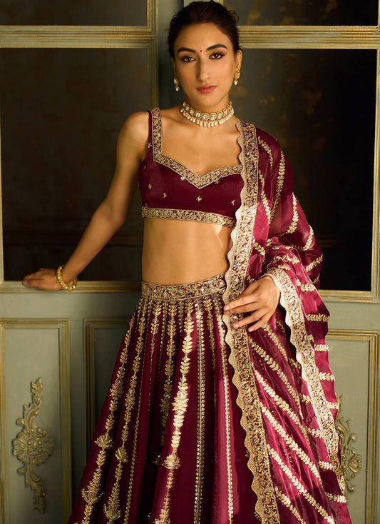 Soyez magnifique dans ce magnifique ensemble lehenga blanc cassé