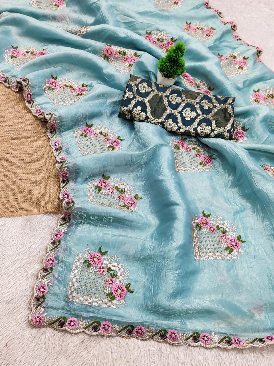 Suche jemanden für einen schönen Sari in der gleichen Farbe