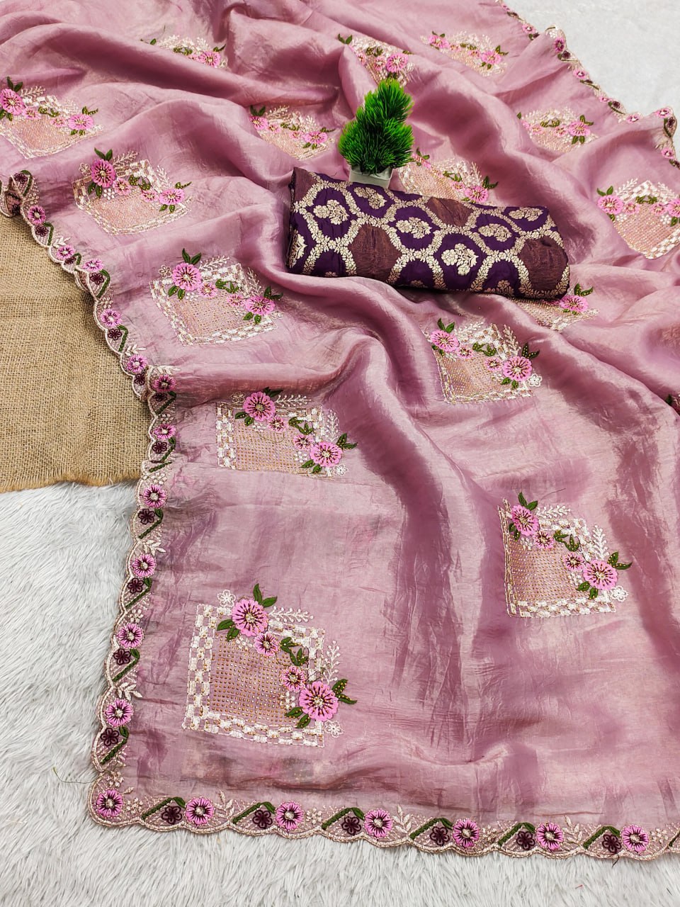 Suche jemanden für einen schönen Sari in der gleichen Farbe