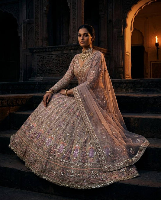 Sehen Sie umwerfend aus in diesem wunderschönen cremefarbenen Lehenga-Set
