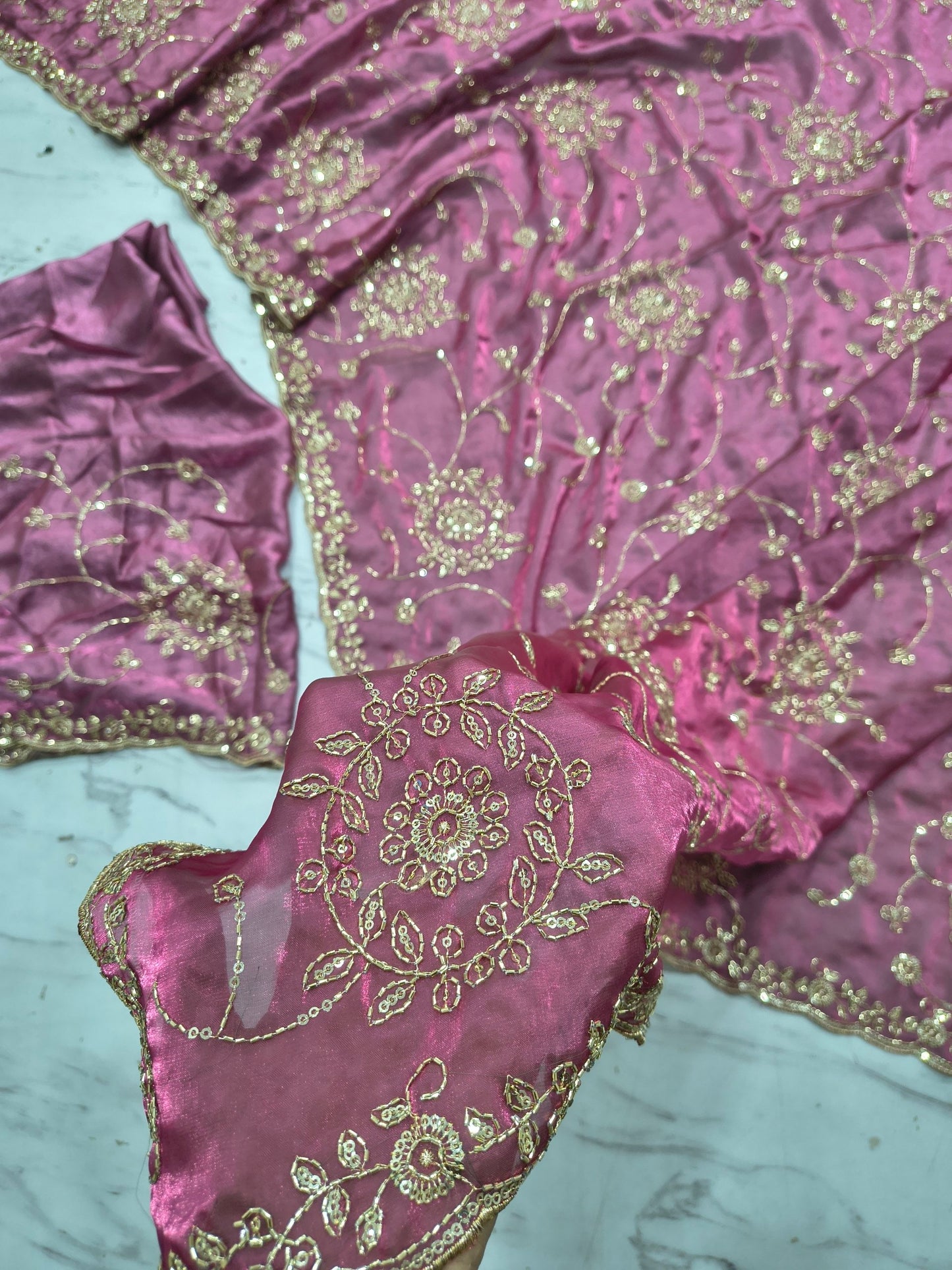 Suche jemanden für einen schönen Sari in der gleichen Farbe