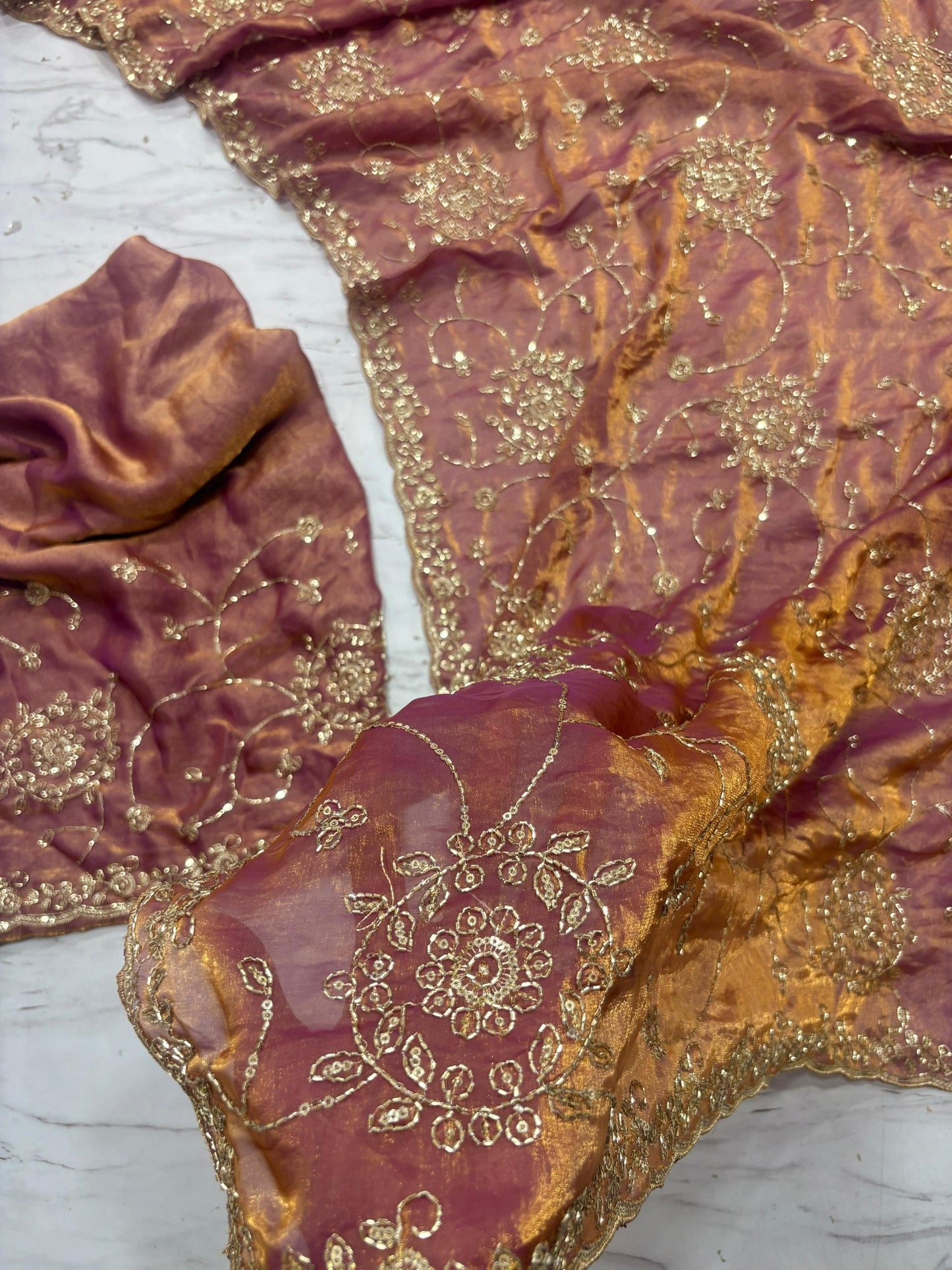 Suche jemanden für einen schönen Sari in der gleichen Farbe
