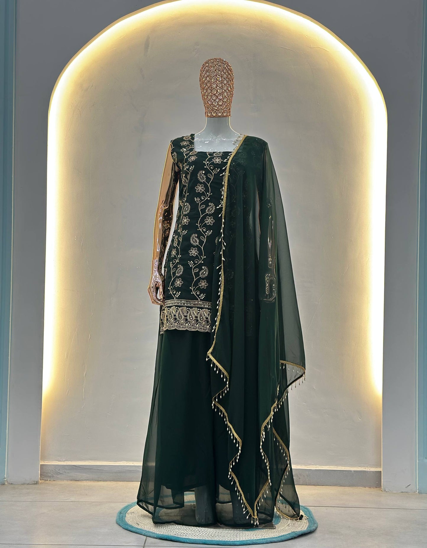 Robe de travail brodée en georgette fleurie artificielle avec de riches paillettes