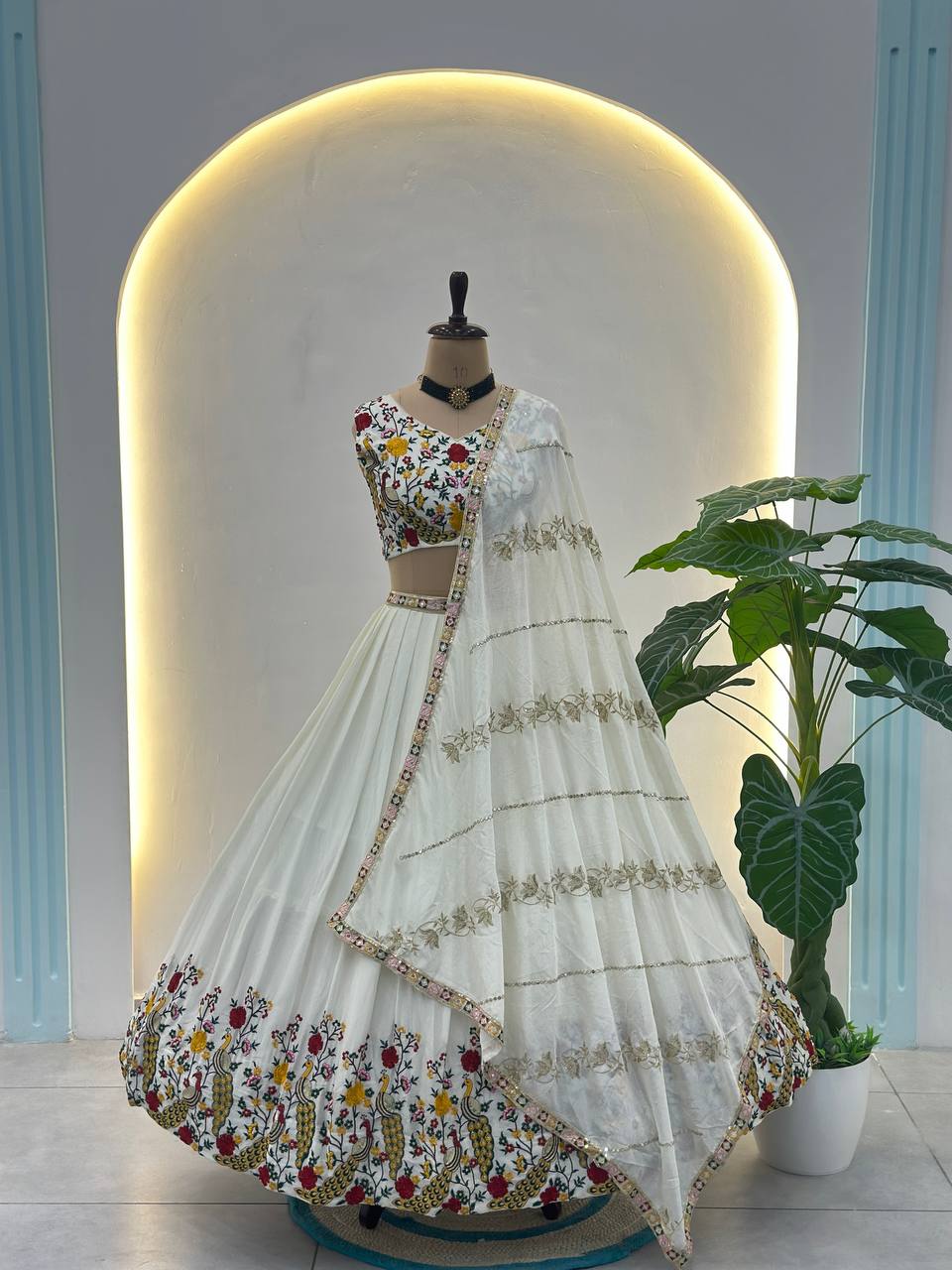 Einführung eines 4 Meter ausgestellten Coding Sequins Work Lehenga