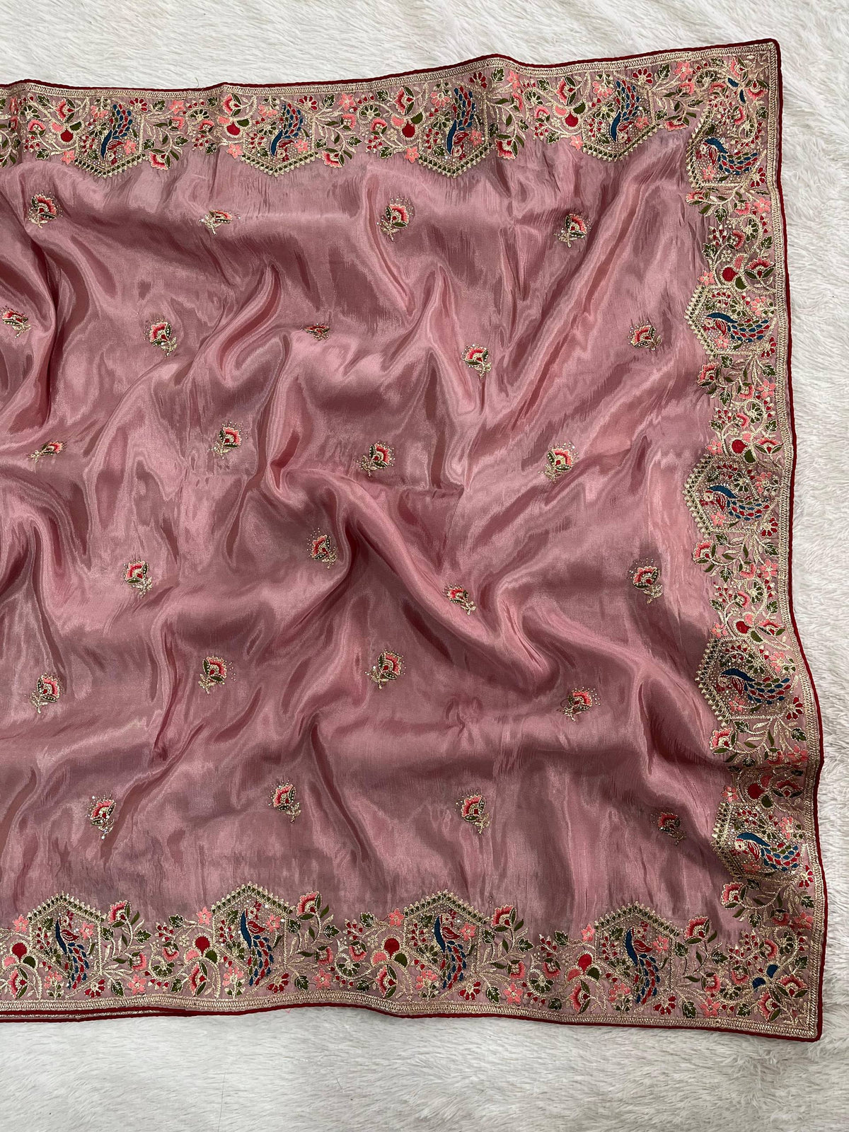 Suche jemanden für einen schönen Sari in der gleichen Farbe