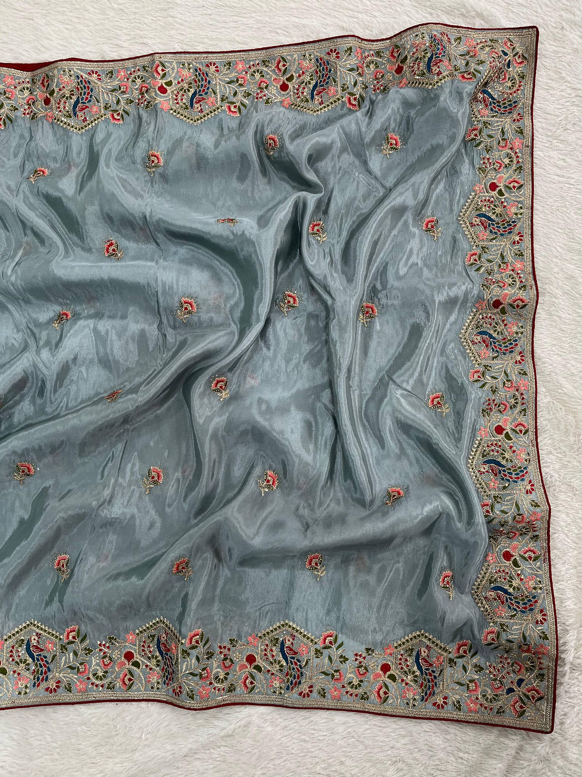 Suche jemanden für einen schönen Sari in der gleichen Farbe