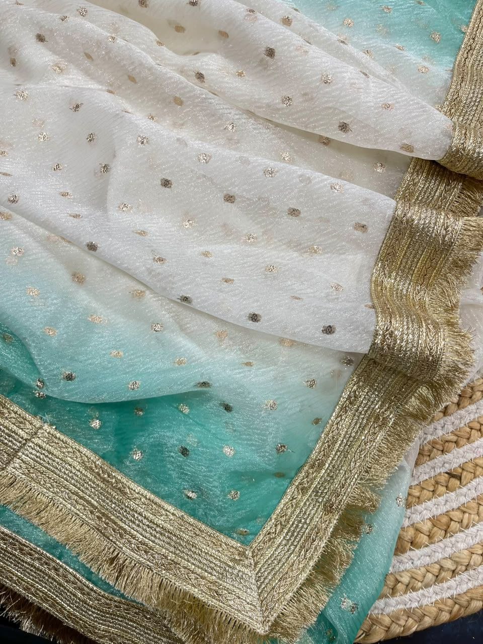 Je recherche quelqu'un pour ce magnifique sari de la même couleur