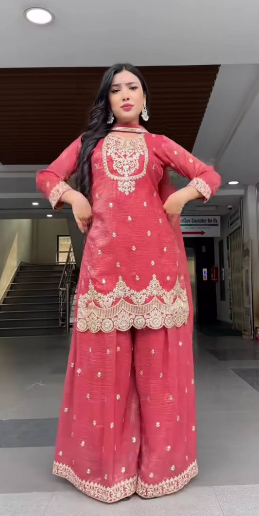 Robe de travail brodée en georgette fleurie artificielle avec de riches paillettes