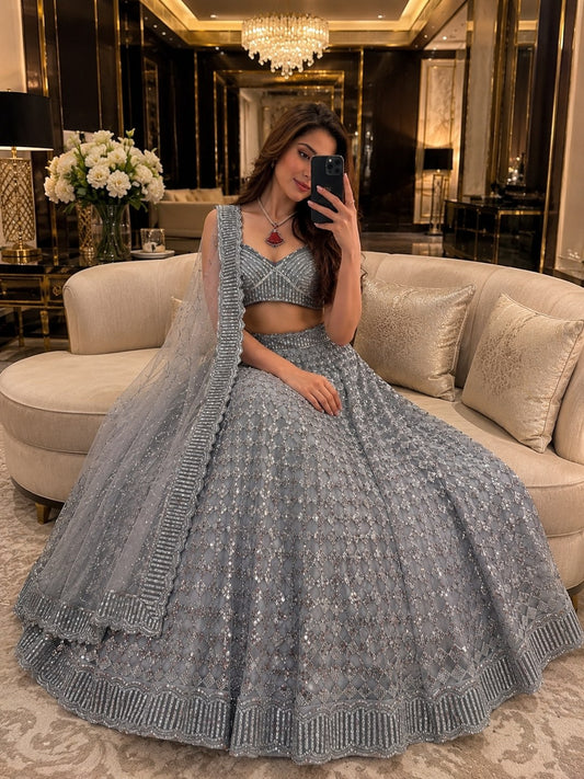 Sehen Sie umwerfend aus in diesem wunderschönen cremefarbenen Lehenga-Set