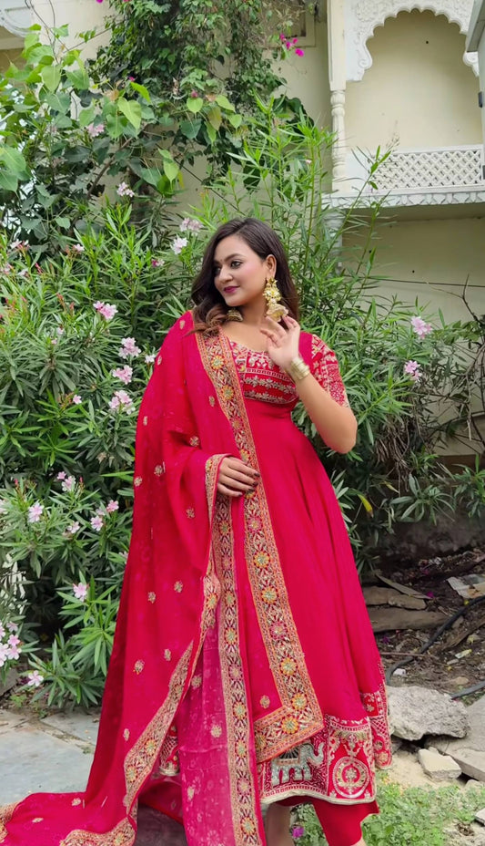Robe de travail brodée en georgette fleurie artificielle avec de riches paillettes