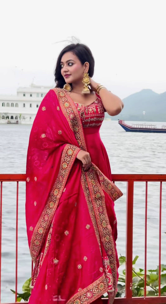 Robe de travail brodée en georgette fleurie artificielle avec de riches paillettes