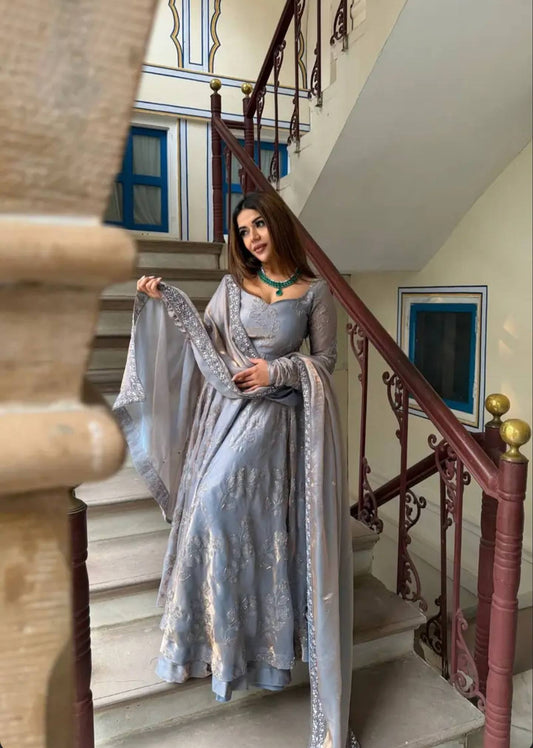 Presenting New Đěsigner Anarkali Suit In New Fancy Style