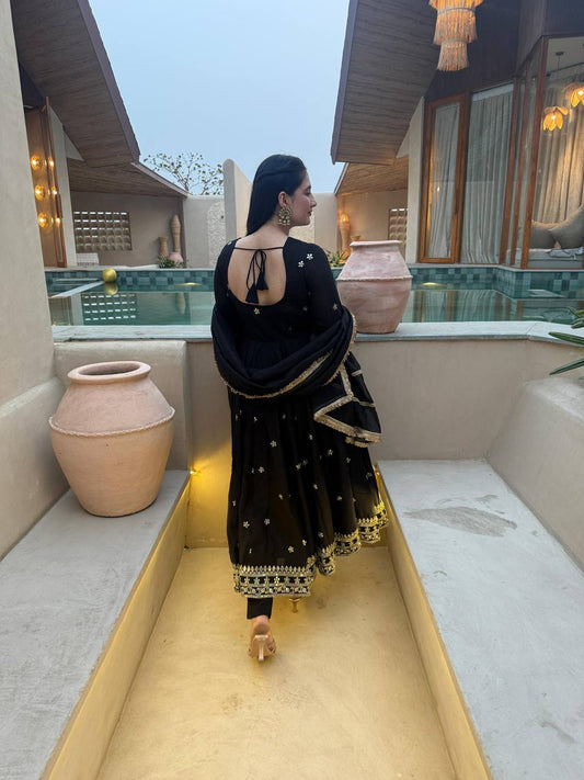 Presenting New Đěsigner Anarkali Suit In New Fancy Style