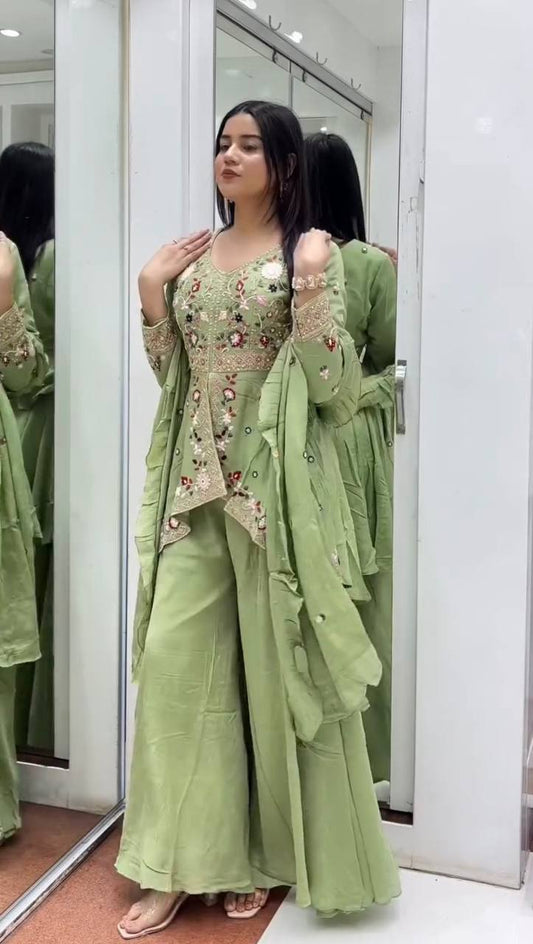 Robe de travail brodée en georgette fleurie artificielle avec de riches paillettes